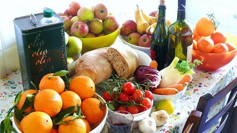 Typical ingredients included in the Mediterranean diet. Photo by G.steph.rocket, Wikipedia Commons.